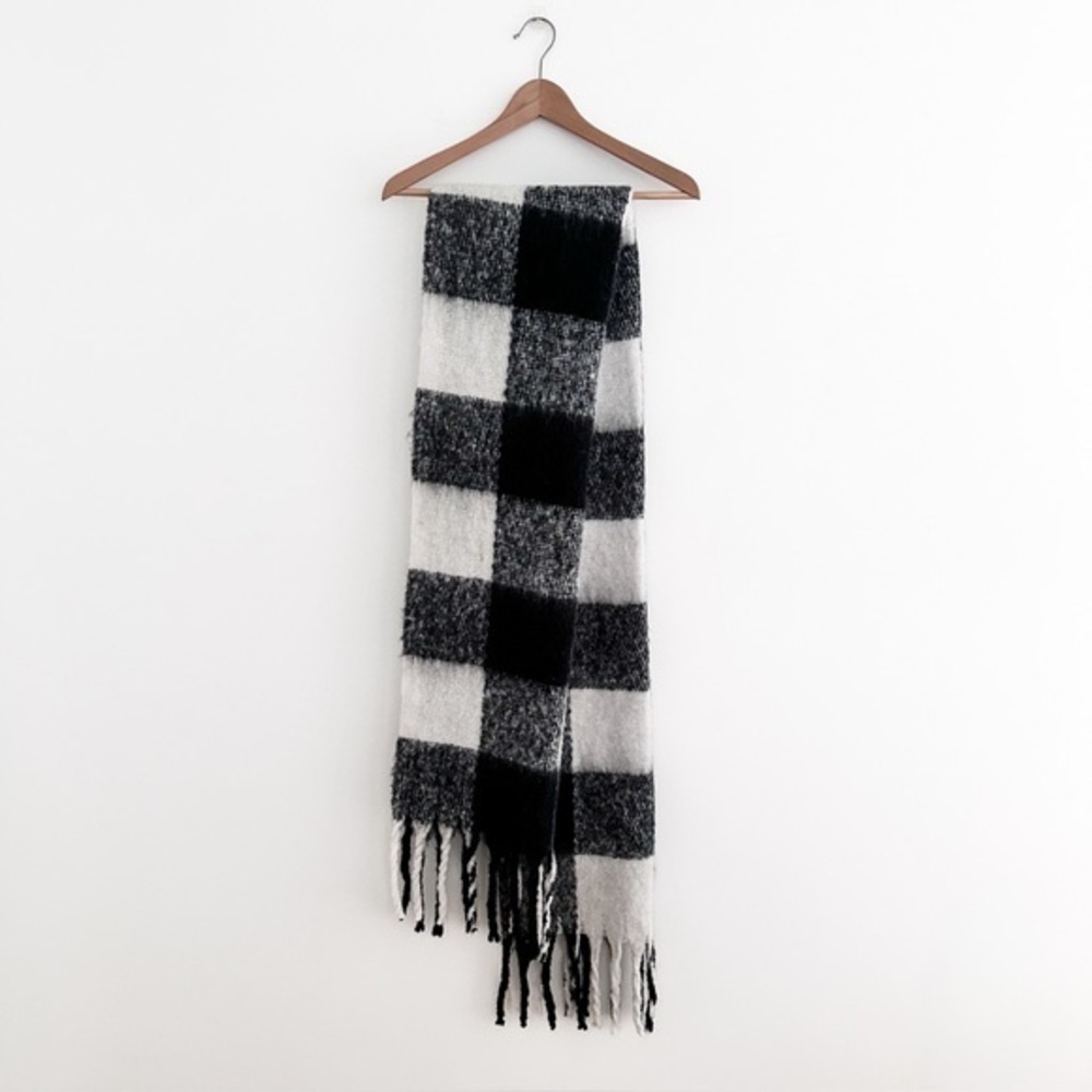 Steve Madden Oversized Buffalo Check Blanket Scarf Black White Fringe Fuzzy Wrap